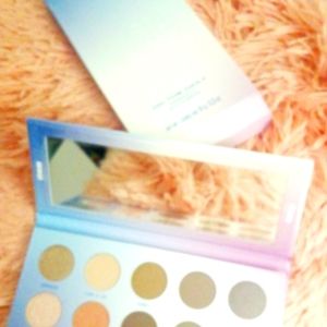BNIB ITEM BEAUTY "On the Daily" Eyeshadow palette